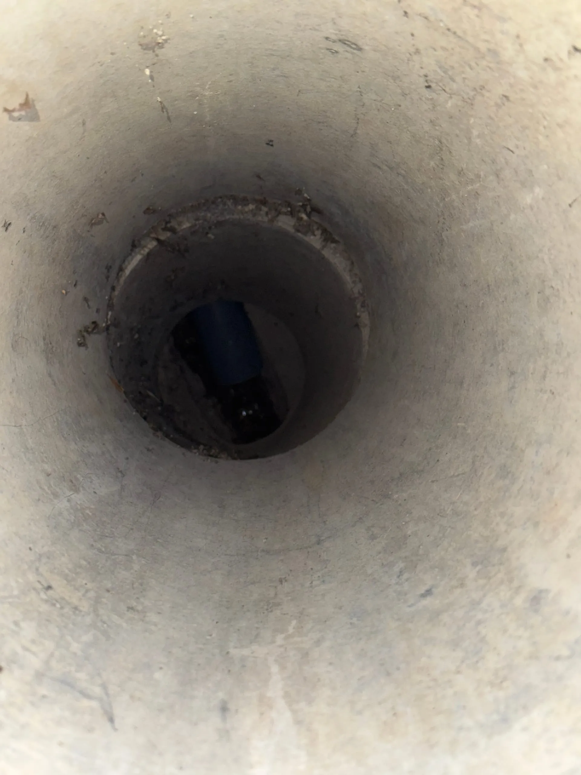 Vue intérieure d’un regard cylindrique en béton utilisé pour l’assainissement.
