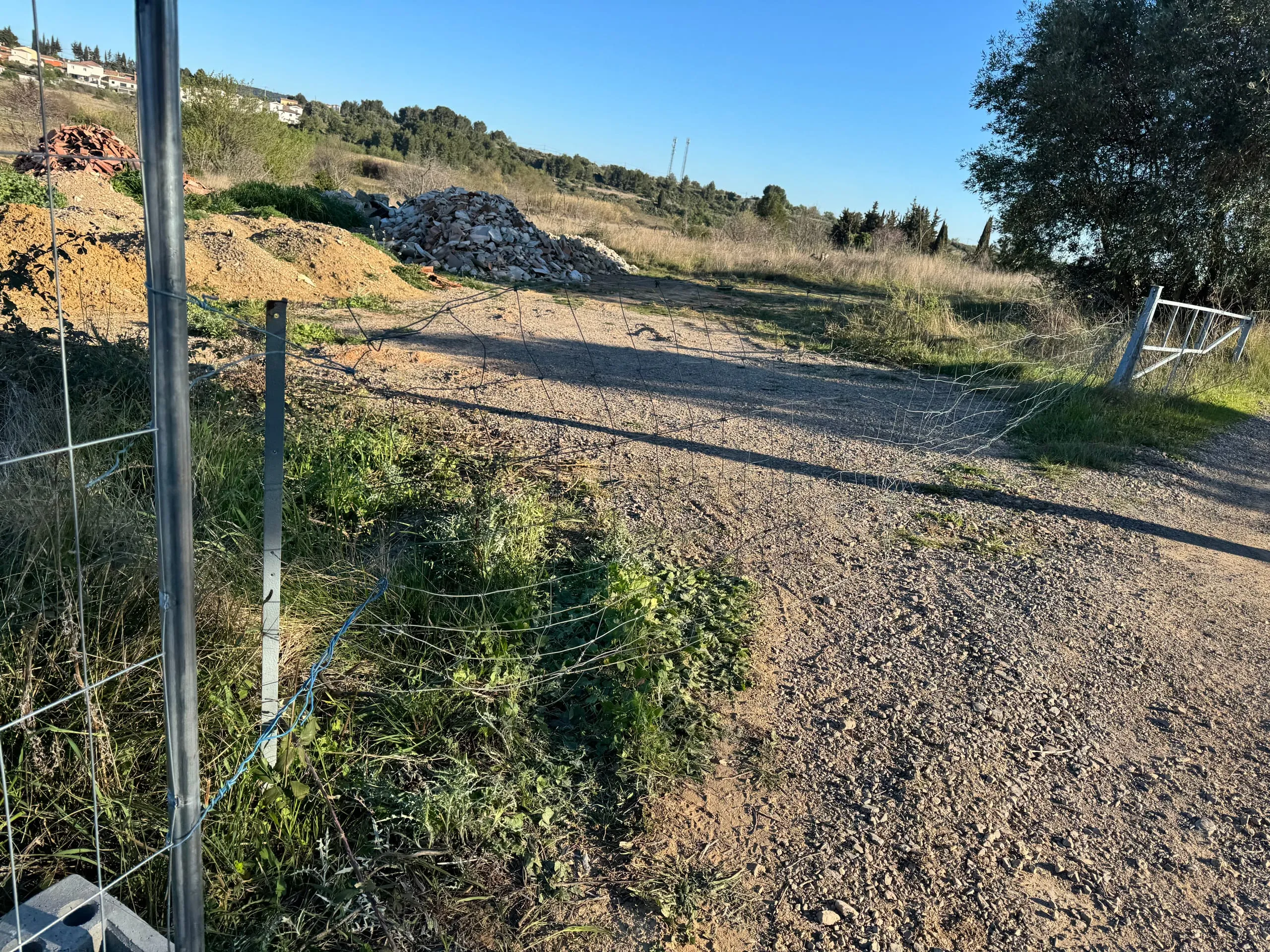 Tas de terre et de gravats regroupés sur un terrain extérieur