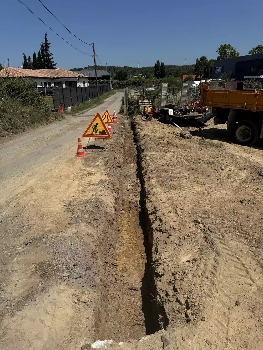 Tranchée creusée en bord de voie pour des travaux de réseau et de VRD