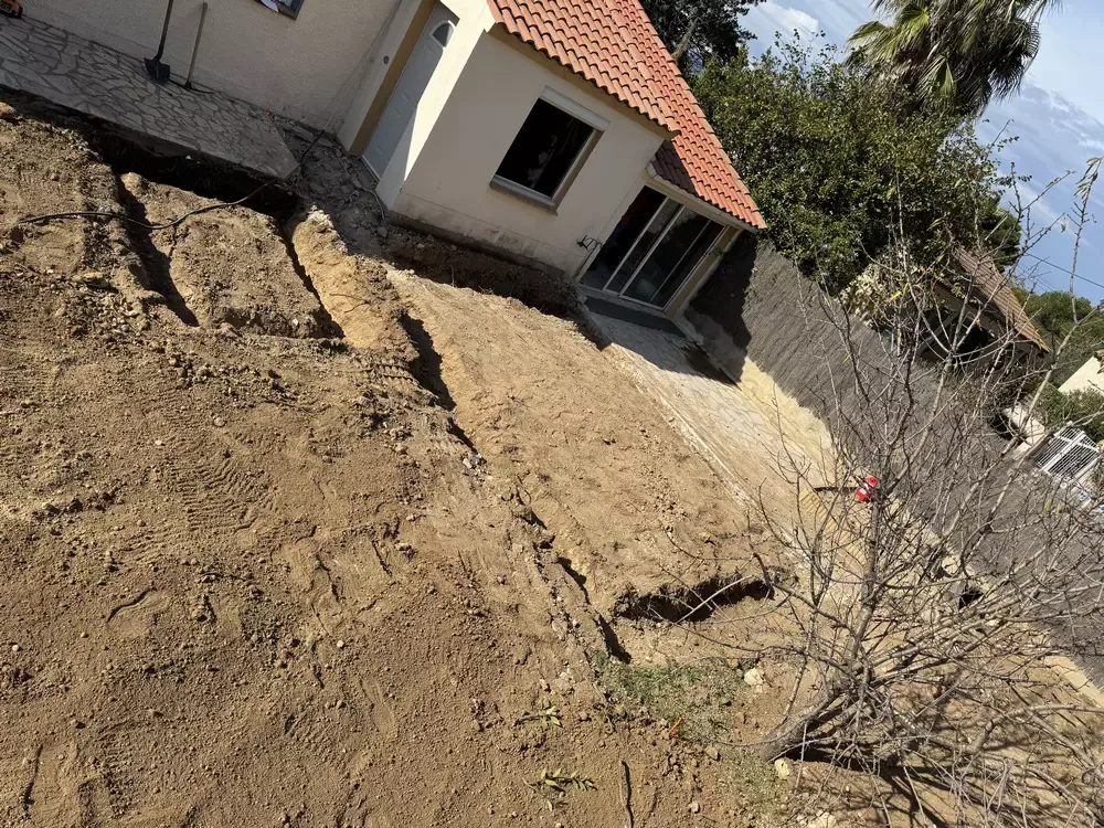 Terrain décaissé et tranchées de terrassement autour d’une maison