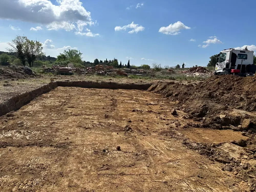 Plateforme décaissée et nivelée lors de travaux de terrassement