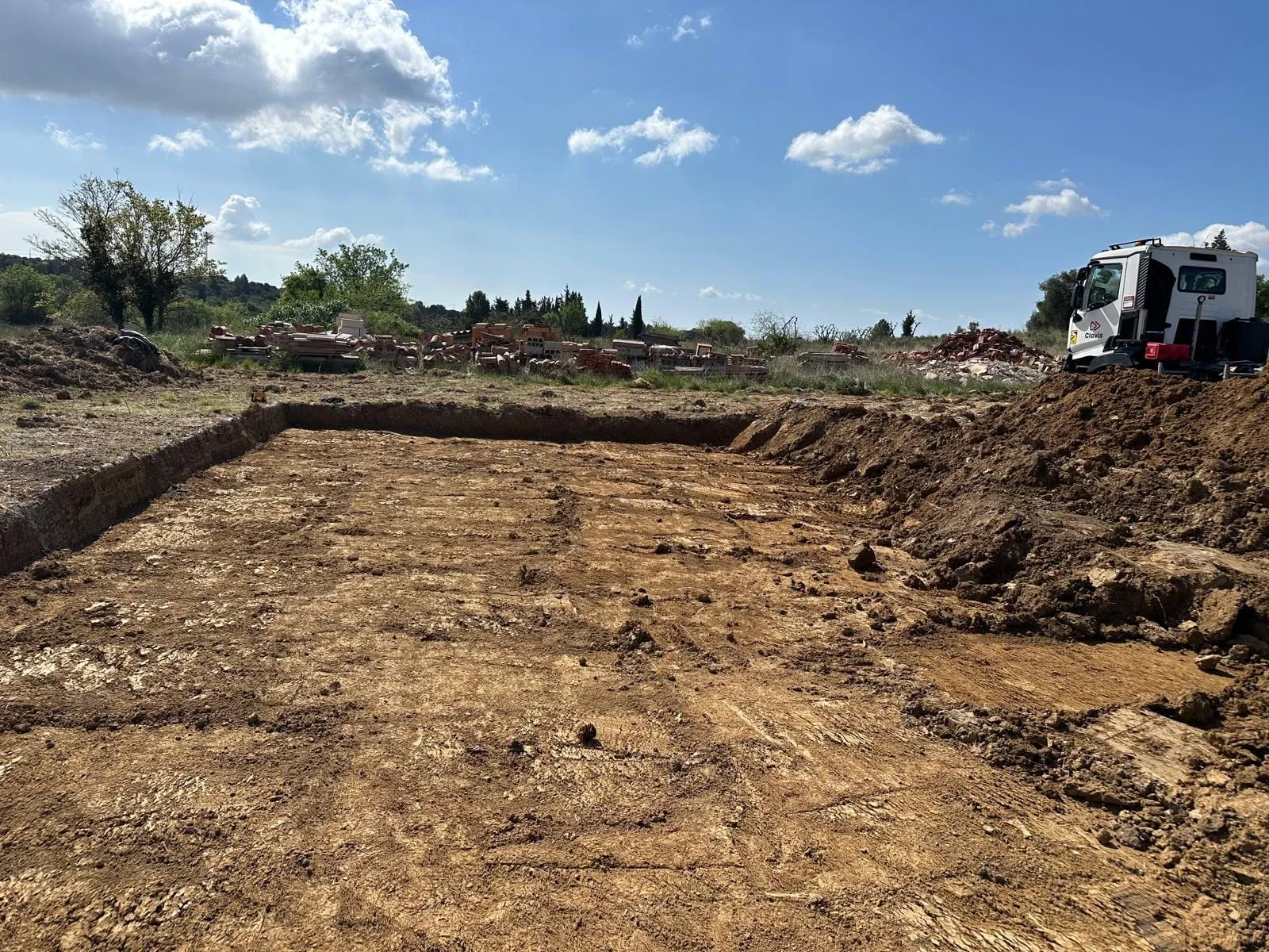 Excavation rectangulaire creusée sur un terrain extérieur