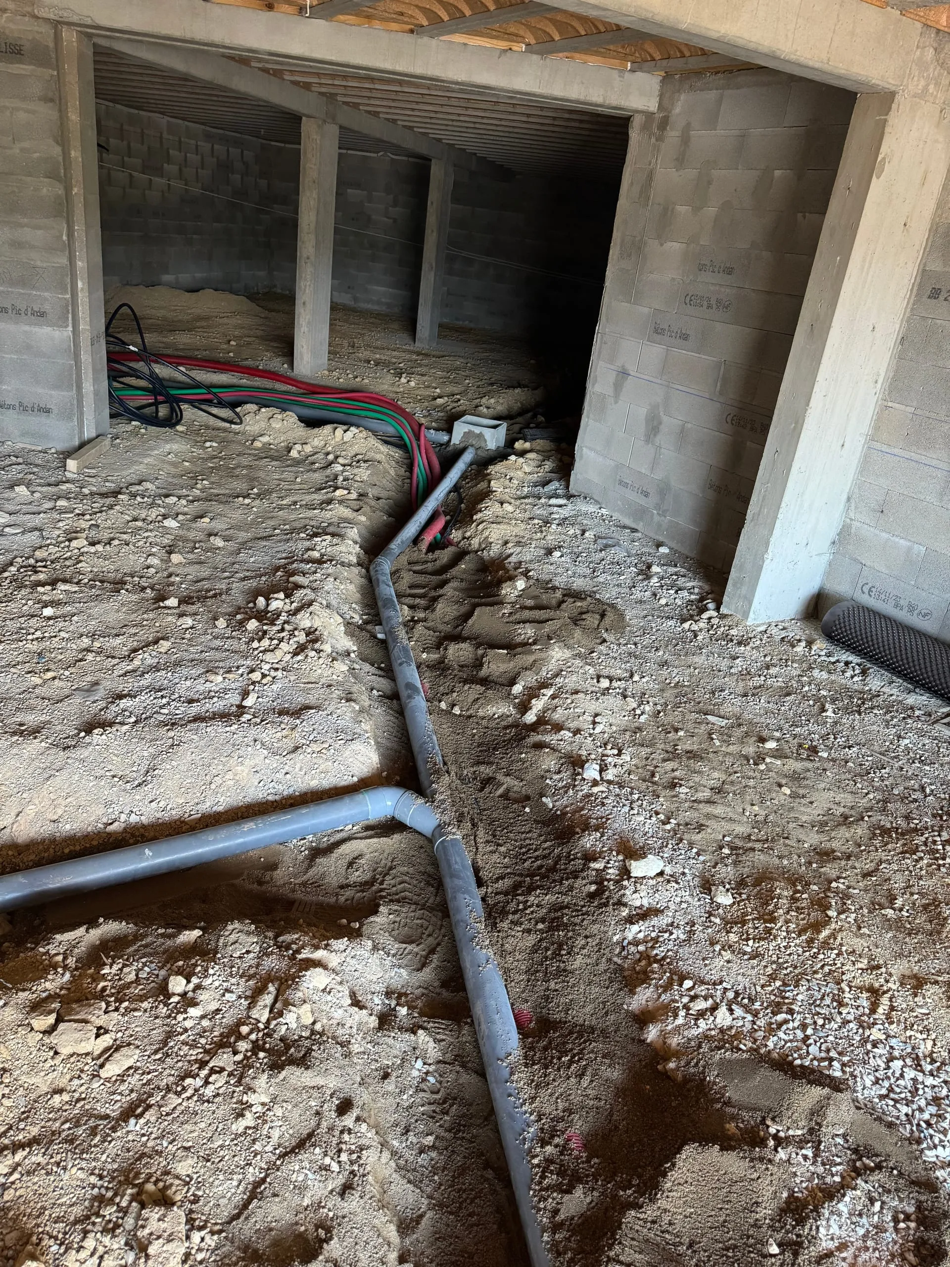 Canalisations en PVC posées dans des tranchées sous une construction