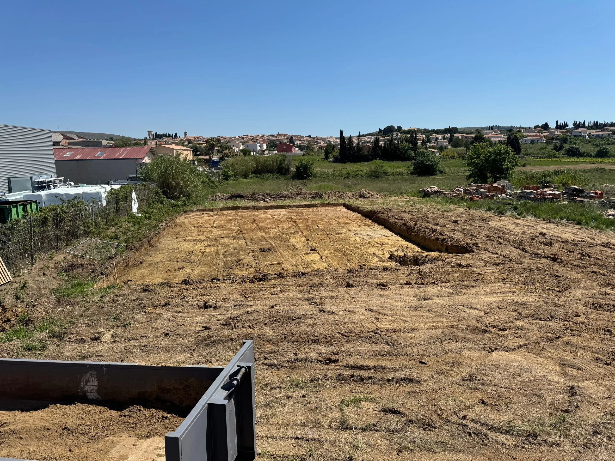 Plateforme décaissée et mise à niveau sur un terrain