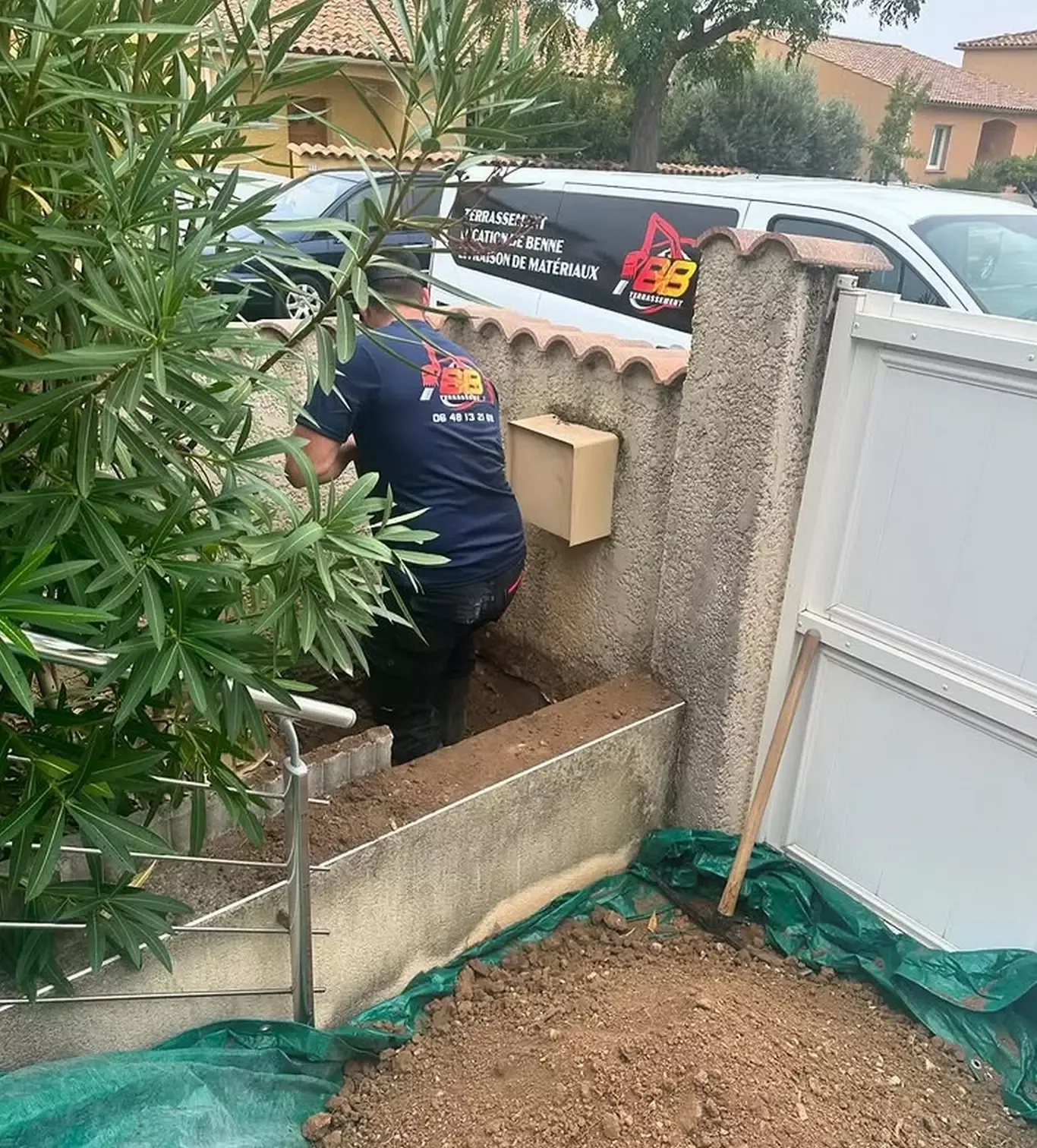 Terrassier creusant une tranchée étroite dans un jardin